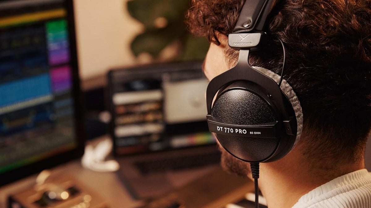 A person wearing beyerdynamic headset.